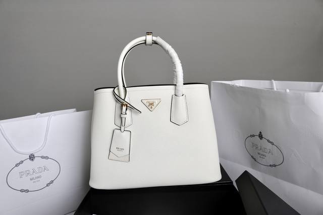 跑量价 简介：这款新款腋下包皮革双提手 可拆卸可调式皮革肩带 镀金配件，正面金属三角形珐琅徽标，配有可拆卸皮革肩带，皮质细腻柔软，实用轻便容量空间大，巧妙融合多