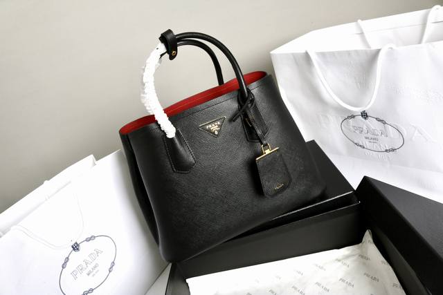 跑量价 简介：这款新款腋下包皮革双提手 可拆卸可调式皮革肩带 镀金配件，正面金属三角形珐琅徽标，配有可拆卸皮革肩带，皮质细腻柔软，实用轻便容量空间大，巧妙融合多