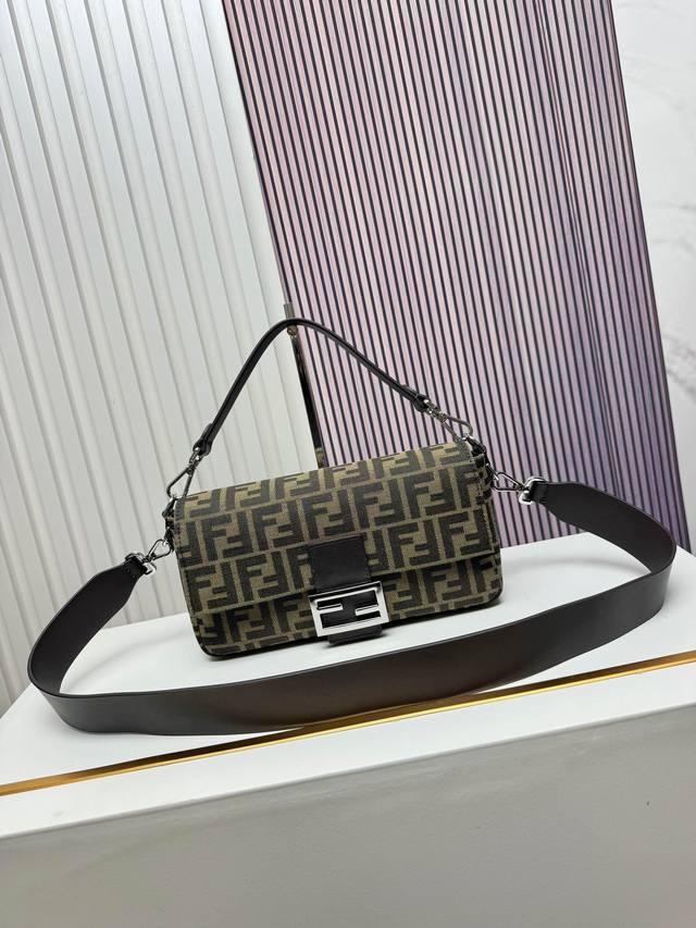 Baguette 新版法棍包来啦~ 长方形的包身搭配经典双F布料 Logo以及配套的深棕色肩带更有辨识度,经典的法棍包型让整体更柔软松弛,轻便百搭,拥有独一无的 Baguette 新版法棍包来啦~ 长方形的包身搭配经典双F布料 Logo以及配套的深棕色肩带更有辨识度,经典的法棍包型让整体更柔软松弛,轻便百搭,拥有独一无的