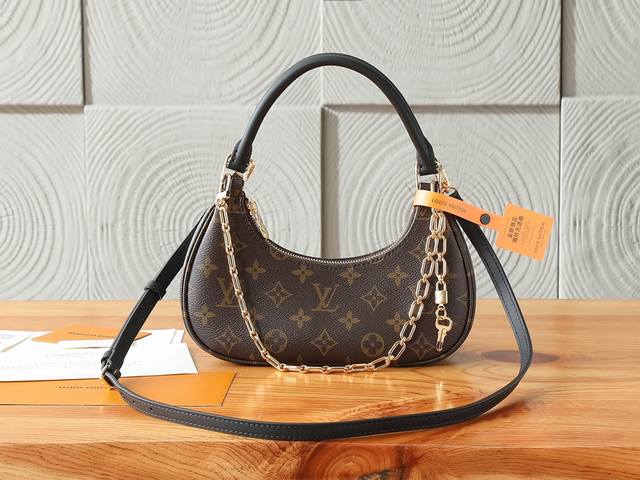 163C01动态芯片 顶级原单、加强版Catchy 小号手袋为帆布勾勒牛皮革饰边，以经典 Monogram 图案致敬品牌传统，成就又一灵巧之选。利落构型令日常所