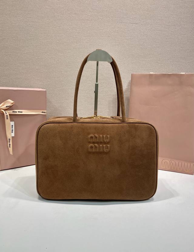 大号5Bb117麂皮 新升级长手柄公文包 仍旧是当之无愧的Top热门选手经典大气的保龄球包造型设计给整体增添一丝帅气 比二代更方便可以单肩背啦~浮雕Logo没有 大号5Bb117麂皮 新升级长手柄公文包 仍旧是当之无愧的Top热门选手经典大气的保龄球包造型设计给整体增添一丝帅气 比二代更方便可以单肩背啦~浮雕Logo没有