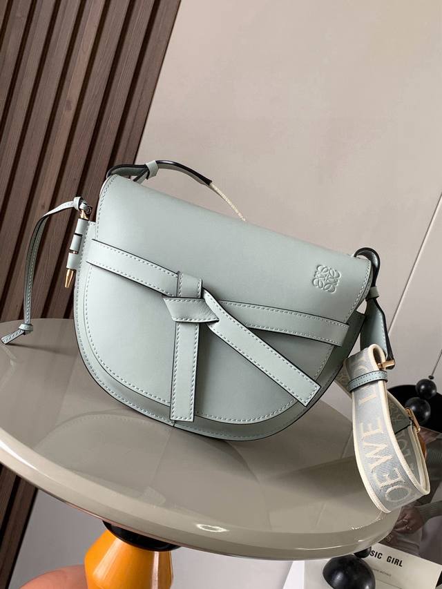 爆款小号25Cm新款字母宽肩带马鞍包Gate Duel手袋寛肩带简直是灵魂之笔赋予了Gate全新的生命包身采用柔软牛皮革精制而成可拆卸调节牛皮提绣花肩带单肩斜挎 爆款小号25Cm新款字母宽肩带马鞍包Gate Duel手袋寛肩带简直是灵魂之笔赋予了Gate全新的生命包身采用柔软牛皮革精制而成可拆卸调节牛皮提绣花肩带单肩斜挎