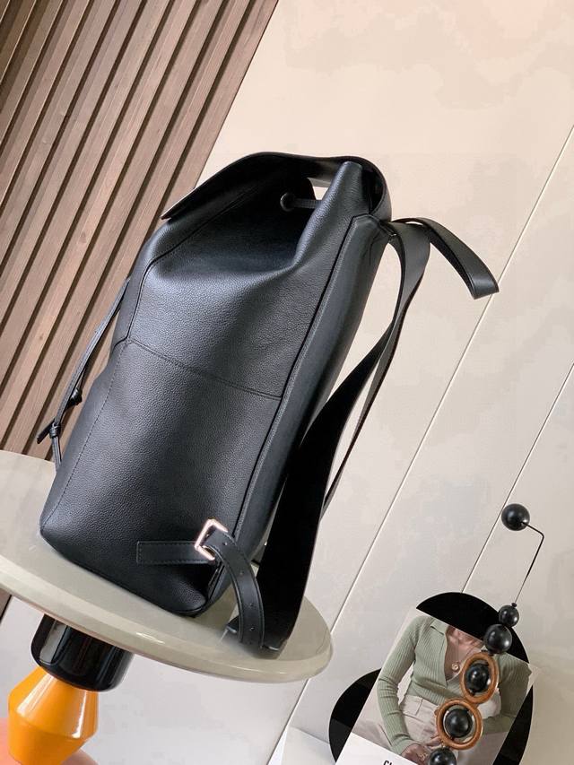 puzzle Backpack双肩包柔软粒面牛皮革军用背包双肩包是一种宽敞且用途广泛的背包款双肩包选择的是用柔软粒面小牛皮与经典小牛皮精制而成触感非常的舒适，不