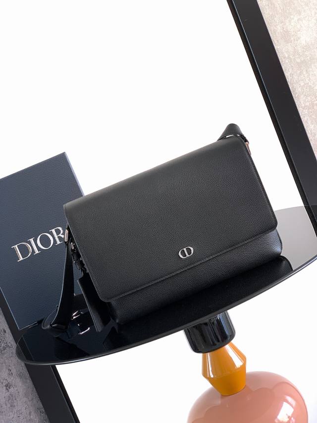 这款 Cd Icon 信使包是二零二五冬季男装系列新品，简约设计，彰显 Dior 精湛工艺。采用黑色哑光粒面牛皮革精心制作，正面饰以黑色金属覆层 Cd Icon
