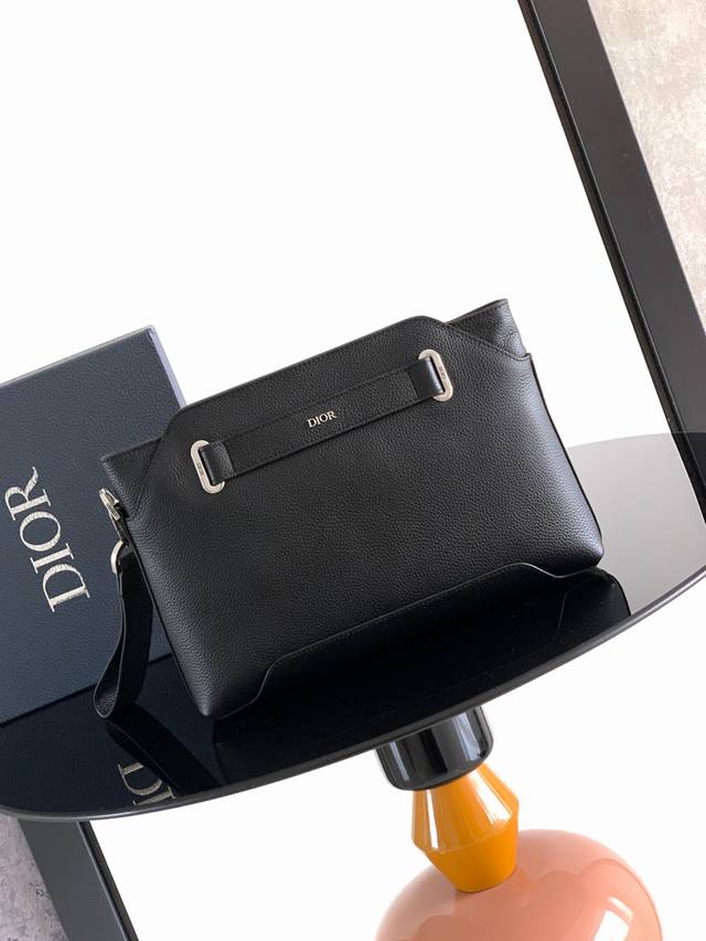 这款 Dior Normandie A5 三角形手拿包是二零二五冬季男装系列新品,全新演绎 Dior 经典设计。采用黑色 Dior Icons 牛皮革精心制作, 这款 Dior Normandie A5 三角形手拿包是二零二五冬季男装系列新品,全新演绎 Dior 经典设计。采用黑色 Dior Icons 牛皮革精心制作,