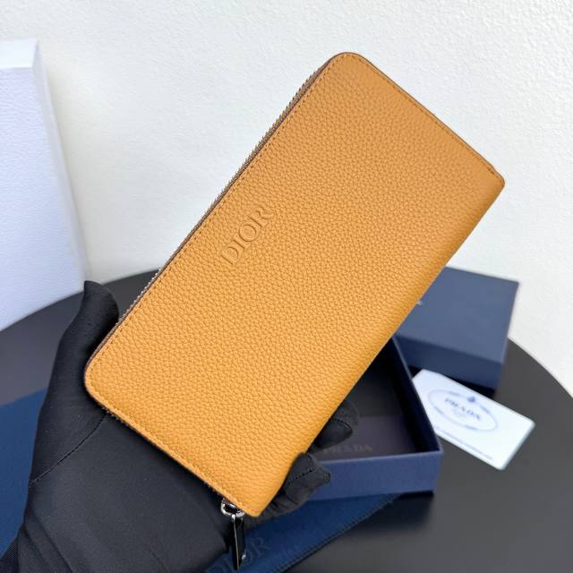 这款长款拉链式钱包低调而不失优雅气质。原单材料精心制作,内部为黑色光滑牛皮革材质。中间的拉链口袋可放置硬币,双层现金隔层和 12 个卡槽提供充足的收纳空间。优雅 这款长款拉链式钱包低调而不失优雅气质。原单材料精心制作,内部为黑色光滑牛皮革材质。中间的拉链口袋可放置硬币,双层现金隔层和 12 个卡槽提供充足的收纳空间。优雅