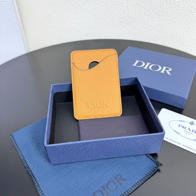 这款马鞍磁性卡夹是一款高雅的配饰，彰显 Dior 工坊的精湛工艺。Dior Gravity 印花效果皮革采用压花工艺将经典图案精致呈现于牛皮革之上，卡槽展现经典
