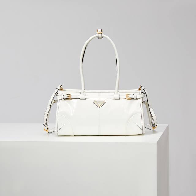 Lussolf油腊皮1Ba426 白色油蜡皮手提款 长手挽 这款手提斜挎包采用进口油腊皮,油亮的色泽散发出古典气息,配有一条可拆卸调节的长肩带,方便不同场合搭配 Lussolf油腊皮1Ba426 白色油蜡皮手提款 长手挽 这款手提斜挎包采用进口油腊皮,油亮的色泽散发出古典气息,配有一条可拆卸调节的长肩带,方便不同场合搭配