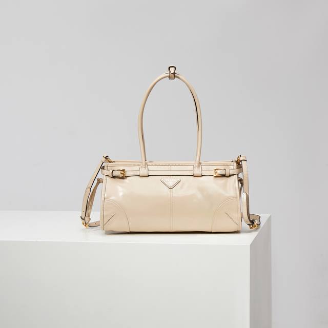 Lussolf油腊皮1Ba426 米杏色油蜡皮手提款 长手挽 这款手提斜挎包采用进口油腊皮,油亮的色泽散发出古典气息,配有一条可拆卸调节的长肩带,方便不同场合搭 Lussolf油腊皮1Ba426 米杏色油蜡皮手提款 长手挽 这款手提斜挎包采用进口油腊皮,油亮的色泽散发出古典气息,配有一条可拆卸调节的长肩带,方便不同场合搭