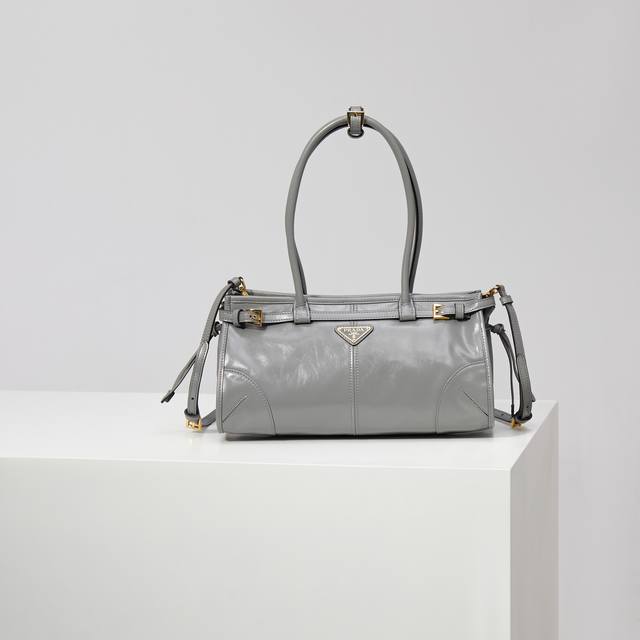 Lussolf油腊皮1Ba426 灰色油蜡皮手提款 长手挽 这款手提斜挎包采用进口油腊皮,油亮的色泽散发出古典气息,配有一条可拆卸调节的长肩带,方便不同场合搭配 Lussolf油腊皮1Ba426 灰色油蜡皮手提款 长手挽 这款手提斜挎包采用进口油腊皮,油亮的色泽散发出古典气息,配有一条可拆卸调节的长肩带,方便不同场合搭配