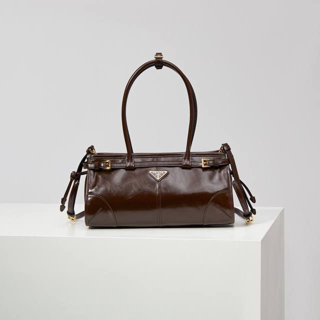 Lussolf油腊皮1Ba426 咖棕色油蜡皮手提款 长手挽 这款手提斜挎包采用进口油腊皮,油亮的色泽散发出古典气息,配有一条可拆卸调节的长肩带,方便不同场合搭 Lussolf油腊皮1Ba426 咖棕色油蜡皮手提款 长手挽 这款手提斜挎包采用进口油腊皮,油亮的色泽散发出古典气息,配有一条可拆卸调节的长肩带,方便不同场合搭