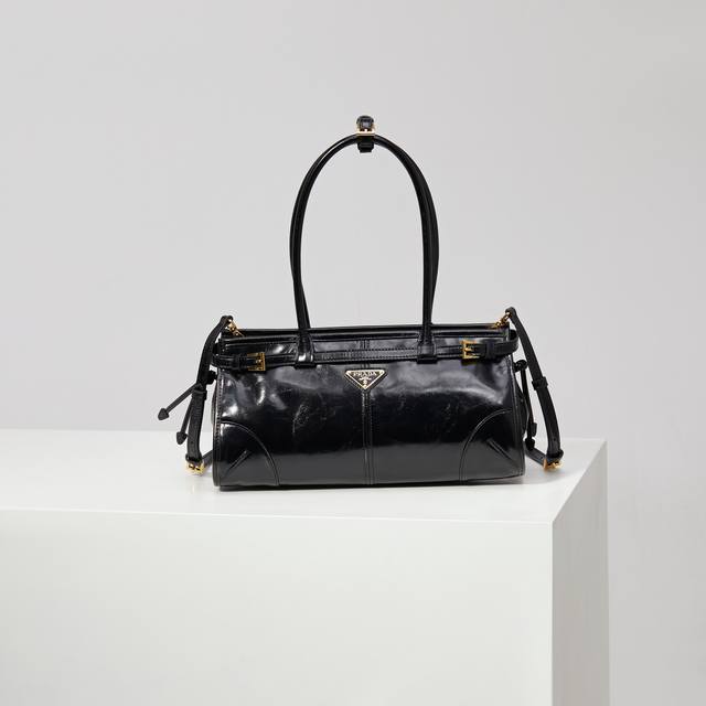 Lussolf油腊皮1Ba426 黑色油蜡皮手提款 长手挽 这款手提斜挎包采用进口油腊皮,油亮的色泽散发出古典气息,配有一条可拆卸调节的长肩带,方便不同场合搭配 Lussolf油腊皮1Ba426 黑色油蜡皮手提款 长手挽 这款手提斜挎包采用进口油腊皮,油亮的色泽散发出古典气息,配有一条可拆卸调节的长肩带,方便不同场合搭配