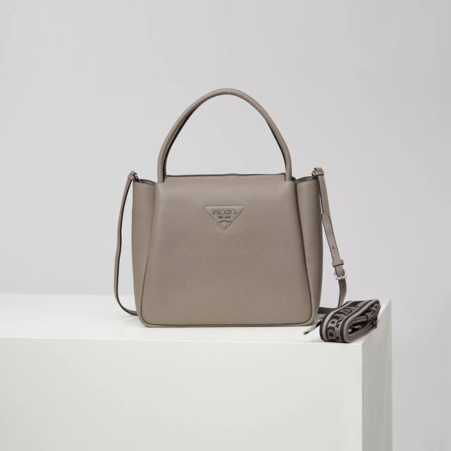 特级原厂 大号 新款双肩带1Bc170 石板灰 到货啦这款双肩带采用进口鹿皮纹牛皮，配有两条可交换可调节长肩带设计。织物织带和牛皮搭配，太完美，不同场合不同衣着