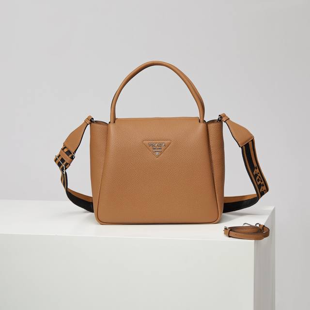 特级原厂 大号 新款双肩带1Bc170 焦糖 到货啦这款双肩带采用进口鹿皮纹牛皮,配有两条可交换可调节长肩带设计。织物织带和牛皮搭配,太完美,不同场合不同衣着的 特级原厂 大号 新款双肩带1Bc170 焦糖 到货啦这款双肩带采用进口鹿皮纹牛皮,配有两条可交换可调节长肩带设计。织物织带和牛皮搭配,太完美,不同场合不同衣着的