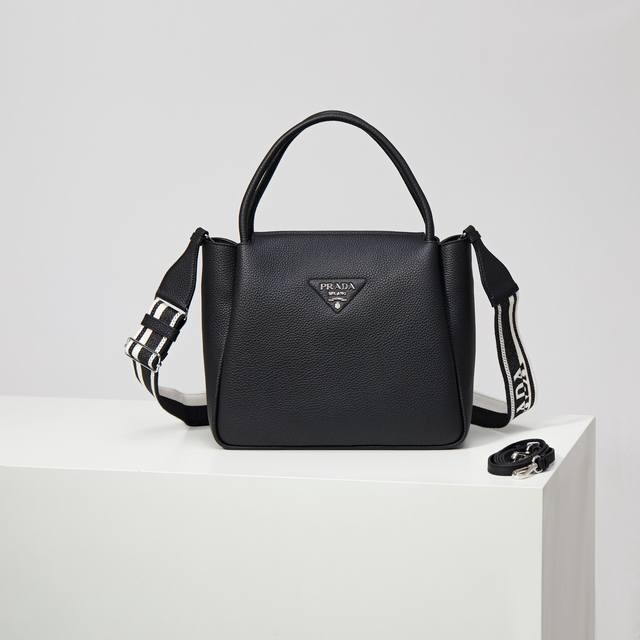 特级原厂 大号 新款双肩带1Bc170 黑色 到货啦这款双肩带采用进口鹿皮纹牛皮,配有两条可交换可调节长肩带设计。织物织带和牛皮搭配,太完美,不同场合不同衣着的 特级原厂 大号 新款双肩带1Bc170 黑色 到货啦这款双肩带采用进口鹿皮纹牛皮,配有两条可交换可调节长肩带设计。织物织带和牛皮搭配,太完美,不同场合不同衣着的