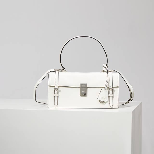 特级原厂 25Ss春夏新款 笔筒包1Bn026 白色 小号到货这款皮革手袋灵感源自挺括正式的公文包,质感细腻亮泽,以全新态度重释经典办公风格廓形。采用精致柔和细 特级原厂 25Ss春夏新款 笔筒包1Bn026 白色 小号到货这款皮革手袋灵感源自挺括正式的公文包,质感细腻亮泽,以全新态度重释经典办公风格廓形。采用精致柔和细