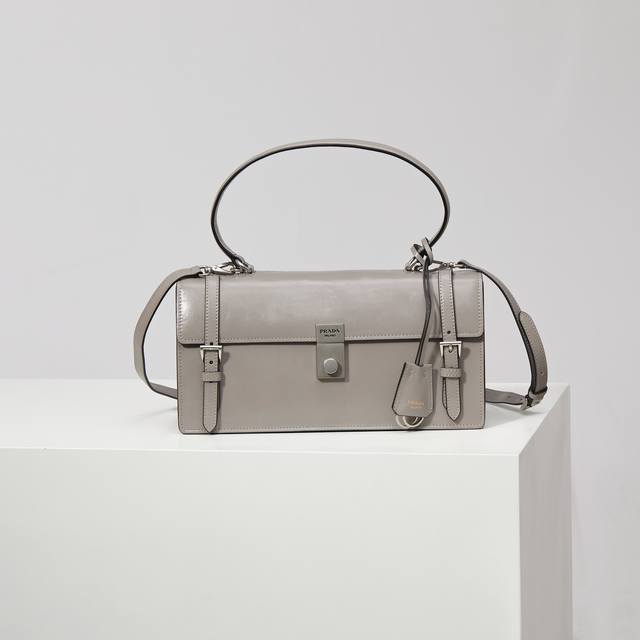 特级原厂 25Ss春夏新款 笔筒包1Bn026 紫灰色 小号到货这款皮革手袋灵感源自挺括正式的公文包,质感细腻亮泽,以全新态度重释经典办公风格廓形。采用精致柔和 特级原厂 25Ss春夏新款 笔筒包1Bn026 紫灰色 小号到货这款皮革手袋灵感源自挺括正式的公文包,质感细腻亮泽,以全新态度重释经典办公风格廓形。采用精致柔和