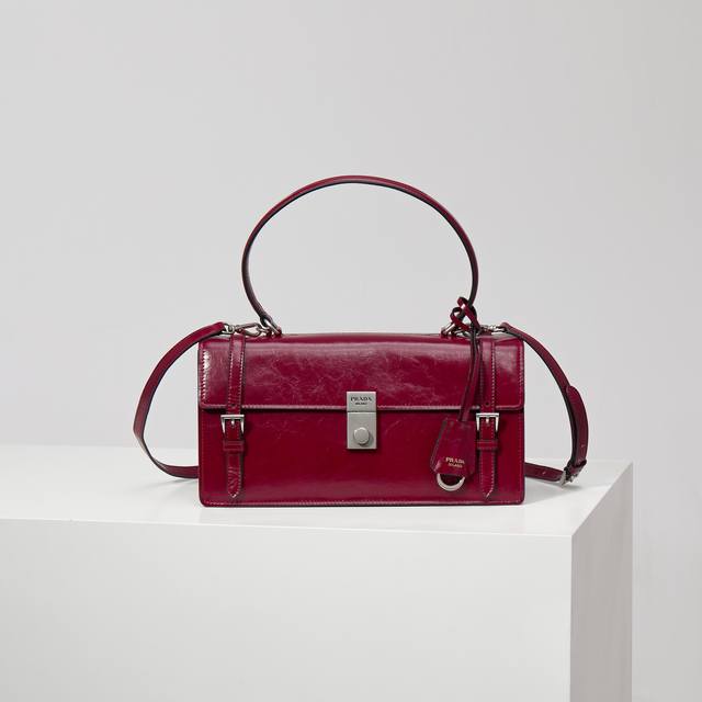 特级原厂 25Ss春夏新款 笔筒包1Bn026 苋菜红色 小号到货这款皮革手袋灵感源自挺括正式的公文包,质感细腻亮泽,以全新态度重释经典办公风格廓形。采用精致柔 特级原厂 25Ss春夏新款 笔筒包1Bn026 苋菜红色 小号到货这款皮革手袋灵感源自挺括正式的公文包,质感细腻亮泽,以全新态度重释经典办公风格廓形。采用精致柔