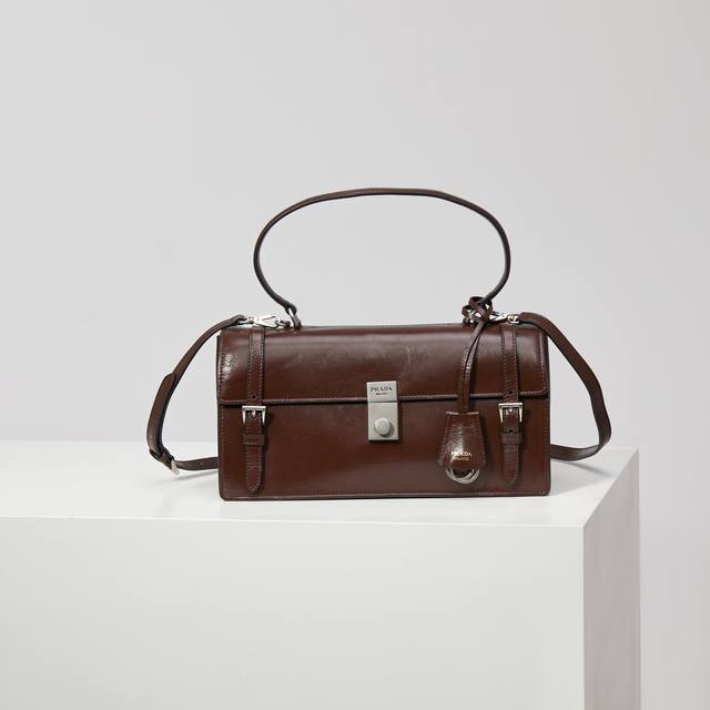 特级原厂 25Ss春夏新款 笔筒包1Bn026 咖棕色 小号到货这款皮革手袋灵感源自挺括正式的公文包,质感细腻亮泽,以全新态度重释经典办公风格廓形。采用精致柔和 特级原厂 25Ss春夏新款 笔筒包1Bn026 咖棕色 小号到货这款皮革手袋灵感源自挺括正式的公文包,质感细腻亮泽,以全新态度重释经典办公风格廓形。采用精致柔和