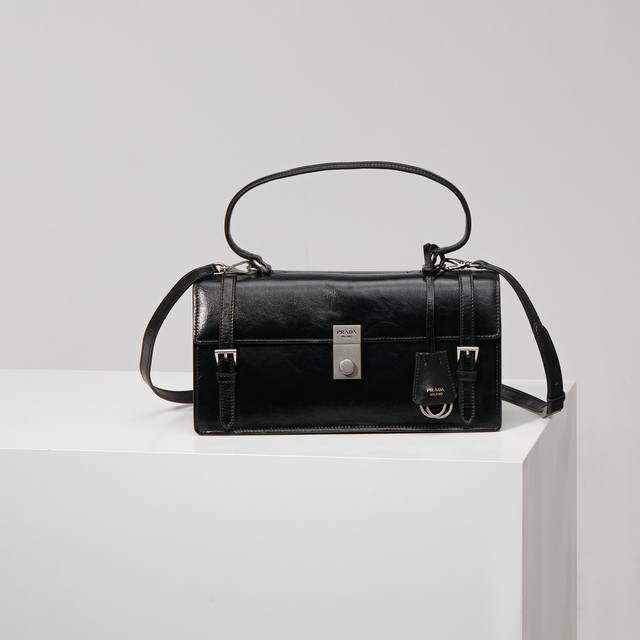 特级原厂 25Ss春夏新款 笔筒包1Bn026 黑色 小号到货这款皮革手袋灵感源自挺括正式的公文包,质感细腻亮泽,以全新态度重释经典办公风格廓形。采用精致柔和细 特级原厂 25Ss春夏新款 笔筒包1Bn026 黑色 小号到货这款皮革手袋灵感源自挺括正式的公文包,质感细腻亮泽,以全新态度重释经典办公风格廓形。采用精致柔和细