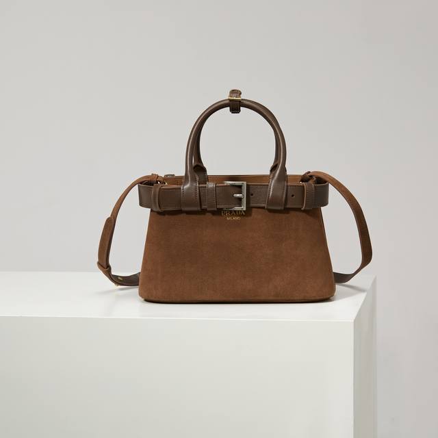 特级原厂 新款女包1Ba418磨砂棕 小号 这款手提女包采用进口内配进口绒皮 磨砂皮 ,内配进口羊皮,简洁线条与精致元素交织,诠释了优雅与功能兼备的设计美学,既 特级原厂 新款女包1Ba418磨砂棕 小号 这款手提女包采用进口内配进口绒皮 磨砂皮 ,内配进口羊皮,简洁线条与精致元素交织,诠释了优雅与功能兼备的设计美学,既