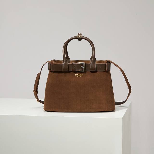 特级原厂 新款女包1Ba434磨砂棕 大号 这款手提女包采用进口内配进口绒皮 磨砂皮 ,内配进口羊皮,简洁线条与精致元素交织,诠释了优雅与功能兼备的设计美学,既 特级原厂 新款女包1Ba434磨砂棕 大号 这款手提女包采用进口内配进口绒皮 磨砂皮 ,内配进口羊皮,简洁线条与精致元素交织,诠释了优雅与功能兼备的设计美学,既