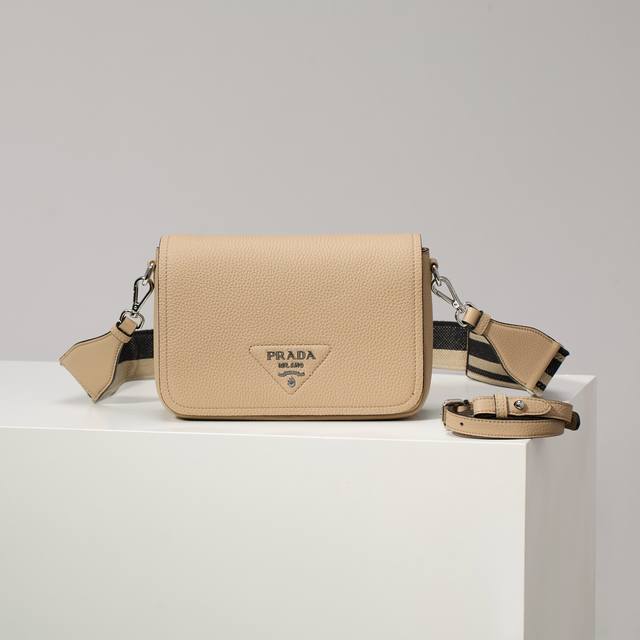 特级原厂 新款1Bd314茶裸 双肩带到货,这款双肩带采用进口鹿皮纹牛皮,配有两条可交换可调节长肩带设计。织物织带和牛皮搭配,太完美,不同场合不同衣着的全能混合 特级原厂 新款1Bd314茶裸 双肩带到货,这款双肩带采用进口鹿皮纹牛皮,配有两条可交换可调节长肩带设计。织物织带和牛皮搭配,太完美,不同场合不同衣着的全能混合