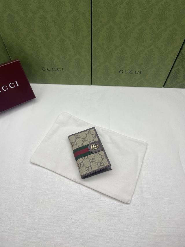 Ophidia系列匠心融蕴米色和深棕色两大配色,搭配经典廓形与全新功能,甄选触感柔软的织物打造。这款配饰以Gg字母交织图案涂层织物打造,匠心缀饰双G标识和织带细 Ophidia系列匠心融蕴米色和深棕色两大配色,搭配经典廓形与全新功能,甄选触感柔软的织物打造。这款配饰以Gg字母交织图案涂层织物打造,匠心缀饰双G标识和织带细