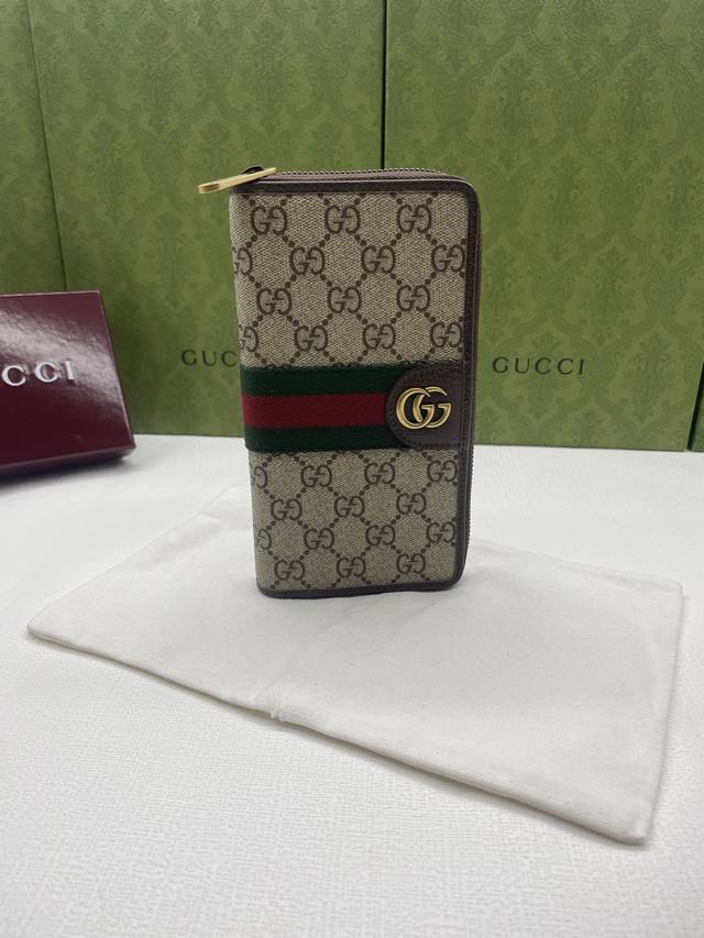 Ophidia系列匠心融蕴米色和深棕色两大配色，搭配经典廓形与全新功能，甄选触感柔软的织物打造。这款全拉链钱包以Gg字母交织图案涂层织物打造，匠心缀饰双G标识和