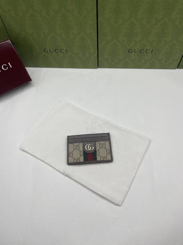 Ophidia系列亮眼呈献新颖廓形与实用功能性设计，以标志性米色和棕色配色匠心演绎，缔就质地柔软的配饰单品，这款卡包便是其中一款代表作。 型号：838486。