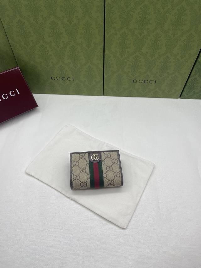 样式838468 Ophidia系列以特征性的Web丝带和浅金色饰面的Double G标志让人想起Maison的传统。 产品详情 柔和的Gg Supreme米色