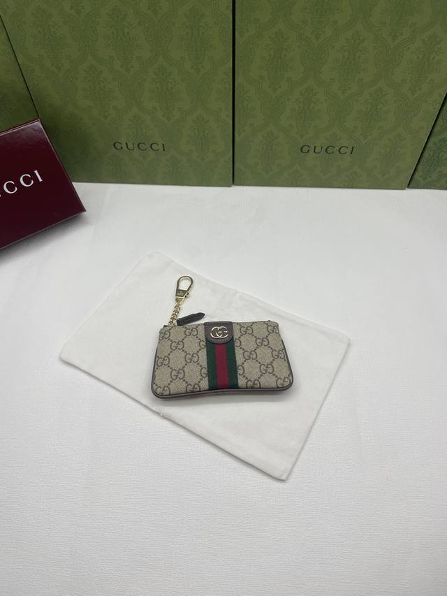 Ophidia系列亮眼呈献新颖廓形与实用功能性设计，以标志性米色和安可拉红色配色匠心演绎，缔就质地柔软的配饰单品，这款拉链钥匙包便是其中一款代表作。 型号：83