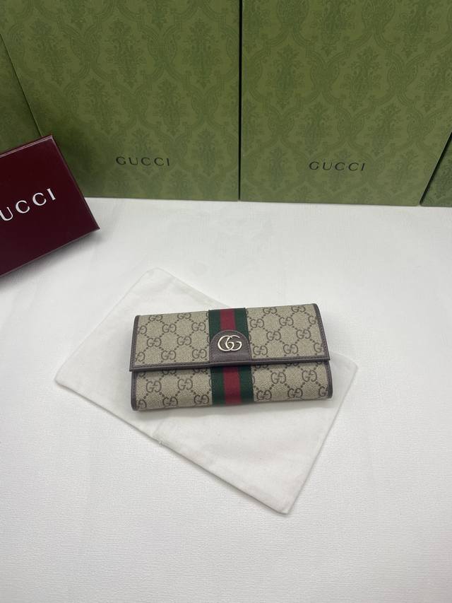 新品 Ophidia系列亮眼呈献新颖廓形与实用功能性设计,以标志性米色和安可拉红色配色匠心演绎,缔就质地柔软的配饰单品,这款长款钱包便是其中一款代表作。 米色和 新品 Ophidia系列亮眼呈献新颖廓形与实用功能性设计,以标志性米色和安可拉红色配色匠心演绎,缔就质地柔软的配饰单品,这款长款钱包便是其中一款代表作。 米色和