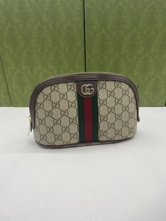 Ophidia系列亮眼呈献新颖廓形与实用功能性设计,以标志性米色和棕色配色匠心演绎,缔就质地柔软的包袋单品。这款化妆包亦可用于收纳日常必需品。 米色和深棕色Gg Ophidia系列亮眼呈献新颖廓形与实用功能性设计,以标志性米色和棕色配色匠心演绎,缔就质地柔软的包袋单品。这款化妆包亦可用于收纳日常必需品。 米色和深棕色Gg