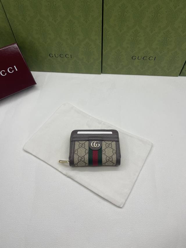 Ophidia系列亮眼呈献新颖廓形与实用功能性设计，以标志性米色和深棕色配色匠心演绎，缔就质地柔软的配饰单品，这款钱包便是其中一款代表作。 米色和深棕色柔软Gg