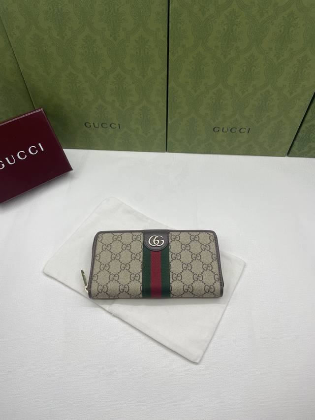 Ophidia系列匠心演绎新颖廓形与功能,搭配标志性的米色和棕色配色,缔就质地柔软、风格时尚的包袋单品。 型号:838484。 尺寸:20 X 15 X 5 颜 Ophidia系列匠心演绎新颖廓形与功能,搭配标志性的米色和棕色配色,缔就质地柔软、风格时尚的包袋单品。 型号:838484。 尺寸:20 X 15 X 5 颜