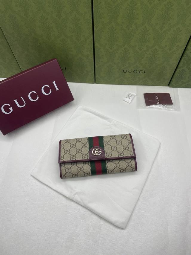 新品 Ophidia系列亮眼呈献新颖廓形与实用功能性设计，以标志性米色和安可拉红色配色匠心演绎，缔就质地柔软的配饰单品，这款长款钱包便是其中一款代表作。 米色和