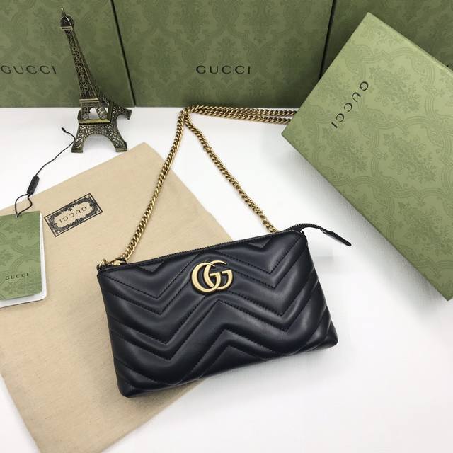 原厂皮配绿盒子 G家爆款，专柜品质，正品原单，实物实拍。款号：443447克皮、白皮、奶茶，G链条包采用绗缝真皮精心打造，背面配以人形花纹设计和Gg标志。6个卡