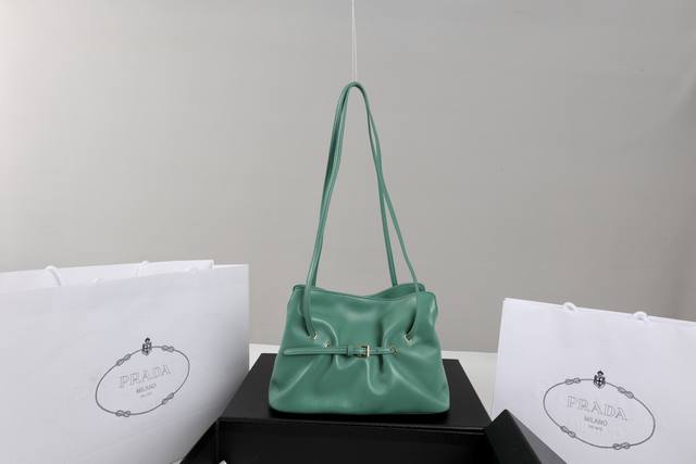 进口羊皮 简介：全新爆卖系列！这款单肩云朵包采用口羊皮，内里为全一致进口羊皮，手感非常柔软舒服 中间隔层袋口为吸扣设计，可单肩斜挎可调节非常适合日常。一包多用还