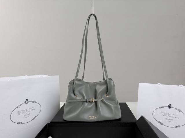 进口羊皮 简介：全新爆卖系列！这款单肩云朵包采用口羊皮，内里为全一致进口羊皮，手感非常柔软舒服 中间隔层袋口为吸扣设计，可单肩斜挎可调节非常适合日常。一包多用还