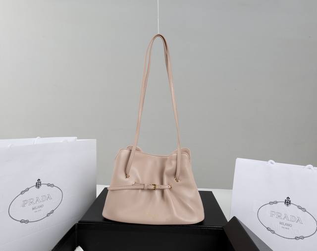 进口羊皮 简介：全新爆卖系列！这款单肩云朵包采用口羊皮，内里为全一致进口羊皮，手感非常柔软舒服 中间隔层袋口为吸扣设计，可单肩斜挎可调节非常适合日常。一包多用还