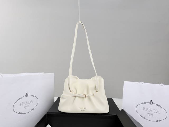 进口羊皮 简介：全新爆卖系列！这款单肩云朵包采用口羊皮，内里为全一致进口羊皮，手感非常柔软舒服 中间隔层袋口为吸扣设计，可单肩斜挎可调节非常适合日常。一包多用还