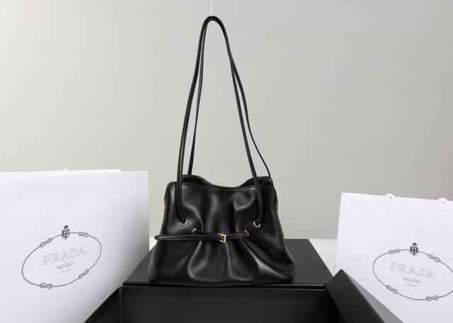 进口羊皮 简介：全新爆卖系列！这款单肩云朵包采用口羊皮，内里为全一致进口羊皮，手感非常柔软舒服 中间隔层袋口为吸扣设计，可单肩斜挎可调节非常适合日常。一包多用还