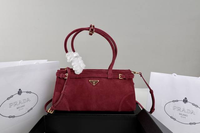 跑量价 简介：这款新品绒面手提斜挎包采用进口油腊皮，油亮的色泽散发出古典气息，配有一条可拆卸调节的长肩带，方便不同场合搭配，容量空间非常大，巨巨好用，Soft