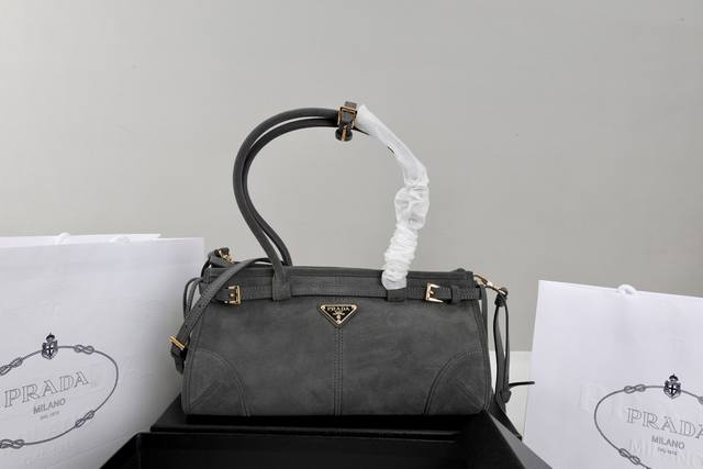 跑量价 简介：这款新品绒面手提斜挎包采用进口油腊皮，油亮的色泽散发出古典气息，配有一条可拆卸调节的长肩带，方便不同场合搭配，容量空间非常大，巨巨好用，Soft