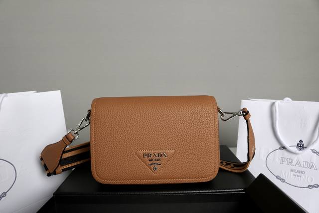 跑量价 简介：这款双肩带采用进口鹿皮纹牛皮，配有两条可交换可调节长肩带设计。织物织带和牛皮搭配，正面金属三角形珐琅徽标，配有可拆卸皮革肩带，皮质细腻柔软，实用轻