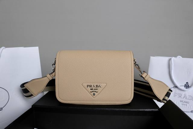 跑量价 简介：这款双肩带采用进口鹿皮纹牛皮，配有两条可交换可调节长肩带设计。织物织带和牛皮搭配，正面金属三角形珐琅徽标，配有可拆卸皮革肩带，皮质细腻柔软，实用轻