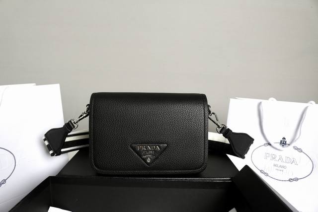 跑量价 简介：这款双肩带采用进口鹿皮纹牛皮，配有两条可交换可调节长肩带设计。织物织带和牛皮搭配，正面金属三角形珐琅徽标，配有可拆卸皮革肩带，皮质细腻柔软，实用轻