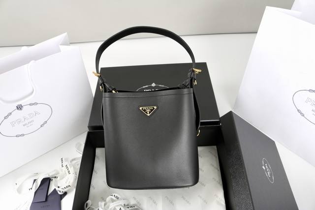 跑量价 简介： 这款实用而精致的手袋选用柔软光泽的皮革打造，时髦摩登，风格百搭。呈现线条简洁的廓形，巧妙融合多种元素，呈现出独特而时尚的美学风格。皮革手提柄，垂