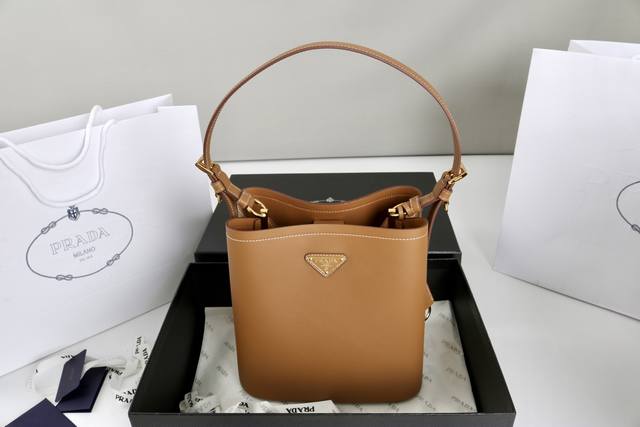 跑量价 简介： 这款实用而精致的手袋选用柔软光泽的皮革打造，时髦摩登，风格百搭。呈现线条简洁的廓形，巧妙融合多种元素，呈现出独特而时尚的美学风格。皮革手提柄，垂